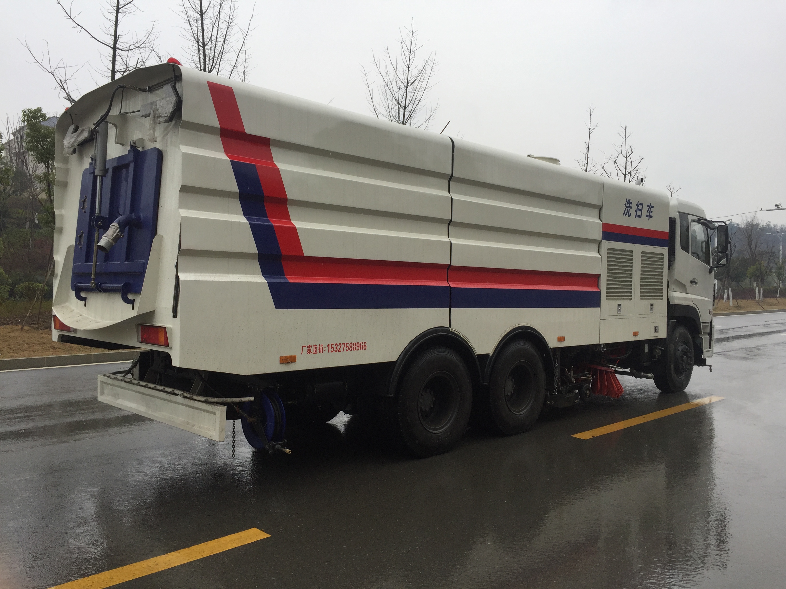 東風(fēng)天龍大型洗掃車(chē)