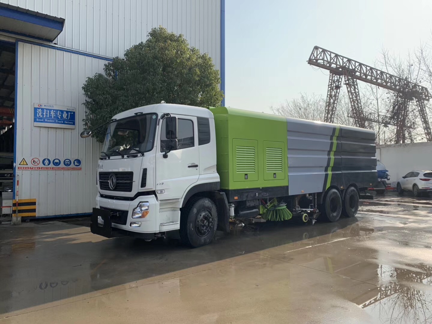 東風(fēng)天龍大型洗掃車(chē)